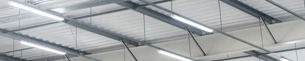Kabelgenomföring med armaturer i en industrihall